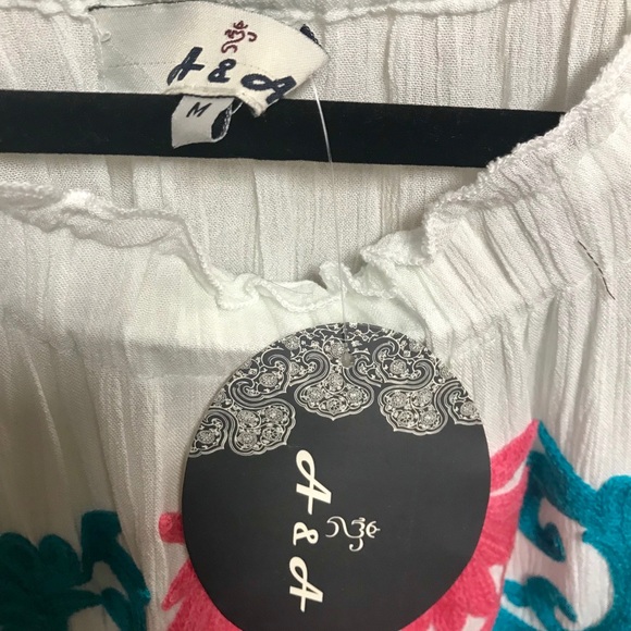 5🌟Rated!! A&A Embroidered Blouse - Picture 7 of 8